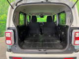 普段のお買い物や通勤、送迎等に十分な荷室スペースを確保しております。セカンドシートを倒すと、大きな荷物の積載も可能です♪