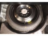 ■応急用タイヤ装着車■この車両には応急用タイヤが搭載されています。パンクしたタイヤは備え付けの応急用タイヤと交換も出来ますので安心ですね♪