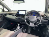 運転席まわりです。 各操作スイッチは使いやすい位置に配置されてます。