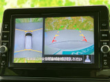 後方の映像と車両周辺を見渡す表示が画面に映り、駐車時の後方確認をサポートします。目安となるガイド表示もあり、狭い場所での駐車や切り返しの際に役立ちます。