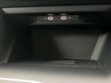 ショートカットボタン下のスペースに、スマートフォンを置くだけで手軽に充電できるワイヤレスチャージ機能を装備。