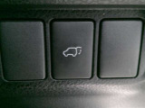 荷物の積み下ろしがぐっと楽になる「パワーバックドア」装備しています。 背の低い方や力の弱い方でも無理なく操作出来ます。