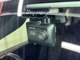 【前後カメラ付きドライブレコーダー】お車の前と後ろをバッチリ記録!事故やトラブルの際、映像が残っていると心強いですね。