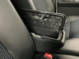 【フロントセンターアームレスト(ボックス付き)】運転席と助手席の間には、小物が収納できるボックス付のアームレストが装備!必要な物をぱっと取り出せて車内もスッキリです♪