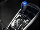 親しみやすいシフトです。 坂道や信号の多い日本では操作が簡単でいいです。 シフトチェンジしやすい所に配置されているので操作し易いですよ。