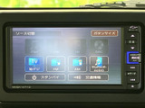 地デジやFM、AM、Bluetooth AUDIOなど、画面から音源を選べるメニューを備えています。お好みの方法で音楽や番組を楽しめるため、移動中の過ごし方が広がります。