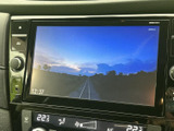 テレビ番組を表示できる画面を備えており、停車中に映像やテレビを楽しめます。画面には時刻も表示され、休憩中などに車内で過ごす時間を快適に活用できる装備です。