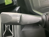 雨天時でもクリアな視界を確保できるワイパーレバー。操作も簡単で、運転に集中できます。間欠機能も搭載しています。