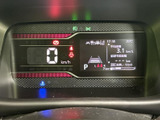 速度やシフト位置、時刻、外気温などの情報が画面にまとまり、運転前後に必要な表示を確認しやすい構成です。数値や案内表示も見分けやすく、視線移動を抑えます。