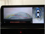 【パノラマモニター】に搭載した4つのカメラにより、車を真上から見ているような映像を表示。運転席から確認しにくい車両周囲の状況を把握できます。