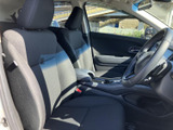 前席は座面と背もたれにゆとりを感じる形状で、運転席からの視界も開けています。落ち着いた色合いのシートと、手の届きやすい位置にあるアームレストが日常使いに便利です。
