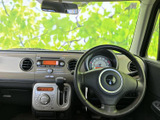 握りやすい形状で、長距離運転でも疲れにくいステアリングです。操作性も良く、スムーズなドライビングをサポートします。快適な運転体験を約束します。