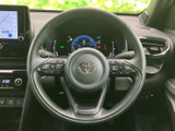 握りやすい形状で、快適なドライビングをサポートします。操作性にも優れ、運転の楽しさを高めます。