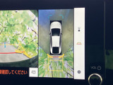 後方の映像に加えて車両を上から見た表示も確認でき、駐車時に周囲との位置関係をつかみやすくなります。目視とあわせて活用でき、車庫入れをサポートします。