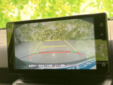 後方確認がスムーズに行えるように、カメラ映像が鮮明に表示されます。ガイドライン表示で、狭い場所でも安心の駐車操作をサポートいたします。