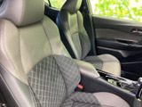 座面と背もたれにあしらわれた模様が車内のアクセントになっています。ヘッドレストや肘掛けも備わり、前席で過ごす時間をゆったりと感じられるシート空間です。