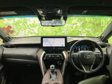 運転席から前方を見渡しやすい配置で、ゆったりとしたシートが落ち着いて座れる空間を演出します。画面や操作部も手の届く範囲にまとまり、日々の移動に便利です。