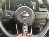 手元にスイッチを備え、運転中も視線を大きく移さずに各種操作へアクセスしやすい設計です。日々の移動で便利に活用でき、運転に集中しやすい環境を整えます。