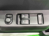 運転席側に電動格納式ドアミラースイッチとパワーウインドウスイッチが集約されています。