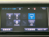 AM・FMやBluetooth、テレビ、HDMIなど、複数の音源を画面から選択できます。普段使うメディアに合わせて切り替えやすく、移動中の車内を快適に過ごせます。
