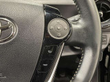 ステアリングスイッチ付きで、運転中に視線を前に向けたまま操作できます。