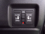 両側電動スライドドア。荷物で手が塞がる時でも簡単にドアの開閉が出来ます。何より力いらずで開閉OK。女性やお年寄りにも優しい。電動機能はOFFにもできますから元気なお子様の駆け出しも安心。