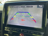 後方の映像と進行方向の目安となるラインが表示され、駐車時に周囲との位置関係を確認するのに便利です。画面で後方を見ながら、落ち着いて駐車操作を行えます。
