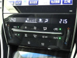 運転席・助手席・独立型オートエアコン。運転席と助手席で別々の温度設定ができ快適なドライブが楽しめます!高級グレードの証ですね!