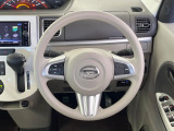 インテリアに合わせたデザインのステアリングは、運転される方のことも考え、運転しやすい形状、大きさです。是非一度、実際に触ってお確かめください。