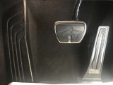 【ペダル】BMWはオルガン式アクセルペダルを採用しています。踏み込む足とペダルが同じ軌跡を描くため、かかとがずれにくく、アクセルコントロールがよりしやすくなるメリットがあります。