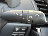 【オートライト(AUTO)】外の明るさをシステムが感知して、自動でヘッドライトが点灯します。ヘッドライトをつけ忘れを防ぐ便利機能です。