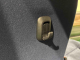 運転席&助手席の背面についたユーティリティフックには荷物がサッと掛けられます。