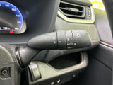 操作感に優れたウインカーレバーは、スムーズな車線変更をサポート。直感的に操作でき、安全運転に貢献します。