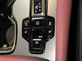 停車時のブレーキホールド機能に対応した電動パーキングブレーキ。渋滞や信号待ちで便利なブレーキホールド機能も装備されています
