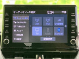 ラジオやテレビ、USB、Bluetoothなど、利用できるオーディオソースを画面から選べます。表示が項目ごとに整理されており、気分や同乗者に合わせて音楽や番組を切り替えながら移動を楽しめます。