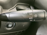 操作しやすいウインカーレバーで、安全な車線変更をサポートします。直感的な操作性で、スムーズな運転をアシスト。運転に集中できます。