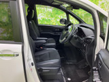 運転席まわりは前方から左右まで見渡しやすく、乗り降りの際も開口部にゆとりがあります。前席は肘掛けを備え、落ち着いて過ごせる空間です。