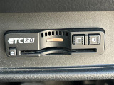 【ETC】有料道路を利用する際に料金所で停止することなく通過できる、ETC車載器(ノンストップ自動料金収受システム機器)が装備されています。セットアップを行うことで利用可能になります。