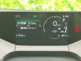 速度やシフト位置、燃料残量などの情報をひとつの画面で確認できます。走行中に必要な表示を把握しやすく、航続可能距離や各種案内も目に入りやすい、日々の運転を支える装備です。