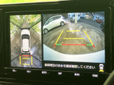 車両周辺と後方の状況を画面上で確認でき、駐車や切り返しの際に周囲を把握する目安になります。ガイド線も表示されるため、車庫入れなど日常の場面で役立つ装備です。