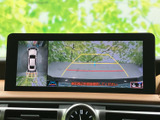 後方確認をサポートするモニター画面。駐車時の安全性を高め、狭い場所でも安心して運転できます。運転支援機能と連携し、より安全な運転を支援します。