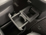 便利なカップホルダーを装備しています。缶ジュースを開けて運転していると振動で倒れないかヒヤヒヤ、意外と置き場に困るもの。 意外に重要な装備ですね。