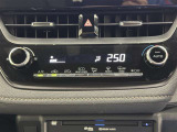 オートエアコンで車内も快適です。冬や雨の日の室内の結露防止等コンディションに加えて、冷え過ぎ、暖め過ぎに因る燃費を悪化を防ぎます。一度、温度を設定すれば自動的に過ごし易い温度に調整してくれますよ。