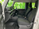運転席からの視界は良好で、周囲の状況を把握しやすいです。操作系の配置も人間工学に基づいて設計されており、快適な運転をサポートします。
