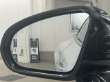 リアバンパー左右のレーダーセンサーにより車両の斜め後ろのミラーで見えない死角エリアに車両や自転車がいることを警告します。更に、側面衝突の危機があるときはブレーキを自動制御して危険回避をサポートします。