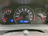 速度やエンジン回転数、燃料残量などの情報がメーター内にまとまり、運転に必要な表示を確認しやすい配置です。各種警告灯も視認でき、日々の運転を支えてくれます。