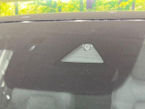 【スマートブレーキサポート】走行中に前方の車両等を認識し、衝突しそうな時は警報とブレーキで衝突回避と被害軽減をアシスト。より安全にドライブをお楽しみいただけます。