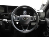 各操作スイッチなどもハンドルから手を放すことなく操作可能で安全運転に支援いたします!