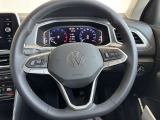 マルチファンクションステアリングを装備。運転中によく使う各種機能を手元から操作できます。