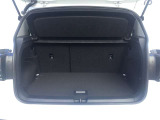 リアゲートを開けた状態です。トノカバーも備え、普段のお買い物などにも使いやすい荷室です。